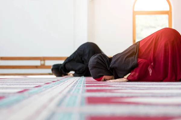 Dua wanita Muslim berdoa — Stok Foto