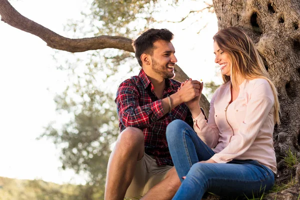 Junges schönes Paar unter Baum in schöner Natur. — Stockfoto