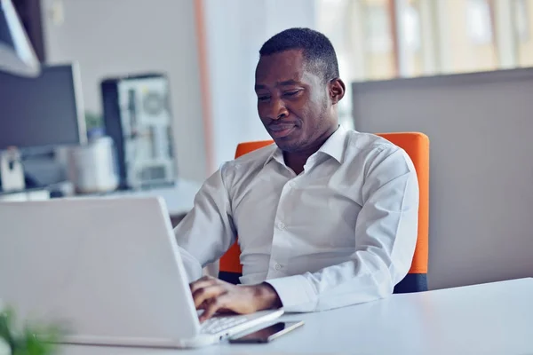 Uomo d'affari al computer in ufficio di start up business — Foto Stock