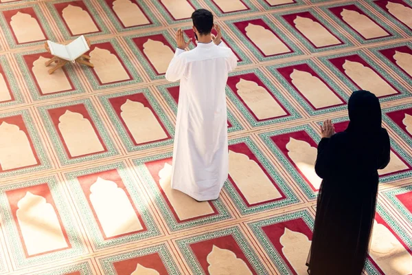 Pandangan atas Muslim laki-laki dan perempuan berdoa di masjid — Stok Foto