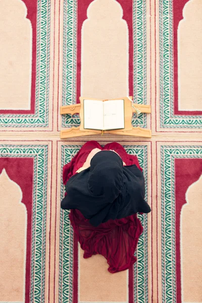 Horní pohled mladé krásné muslimské žena modlí v mešitě — Stock fotografie