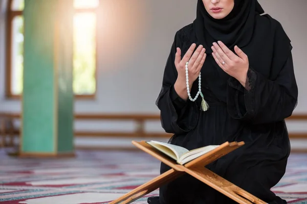 Jovem mulher muçulmana orando na mesquita — Fotografia de Stock