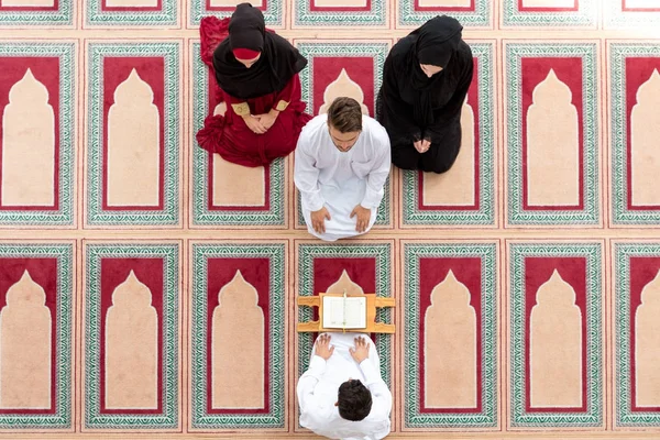 Fille musulmane et l'homme se marient par les traditions musulmanes — Photo