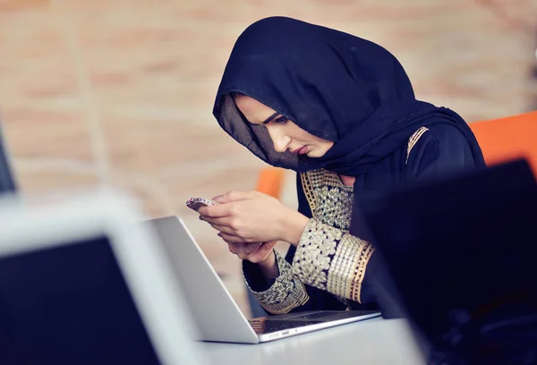 Muslim Asia wanita bekerja di kantor dengan laptop — Stok Foto