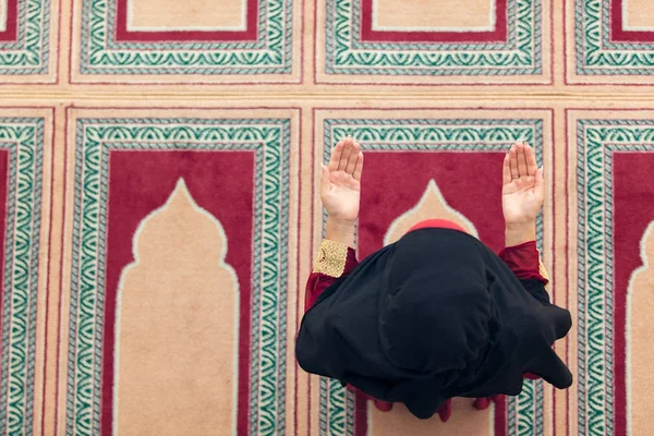 공중 보기 젊은 아름 다운 회교도 여 자가 기도에 모스크 탑 — 스톡 사진