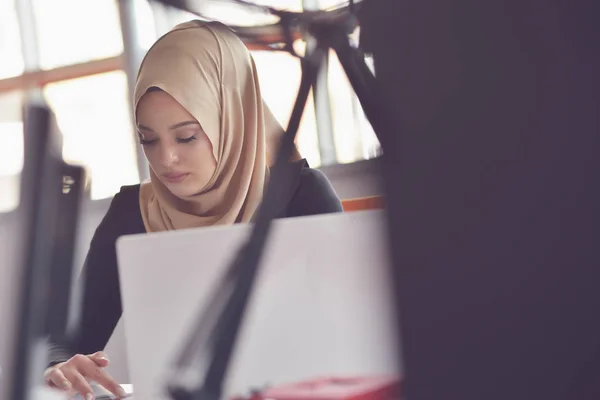 Musulman asiatique femme travailler dans bureau avec ordinateur portable — Photo