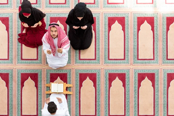 イスラム教徒の少女と男がイスラム教徒の伝統で結婚します。 — ストック写真