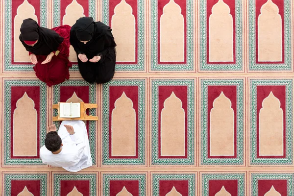 Muslimská dívka a muž vzít podle muslimské tradice — Stock fotografie