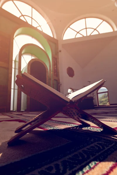 Kur'an-ı Kerim cami - namaz için açık — Stok fotoğraf