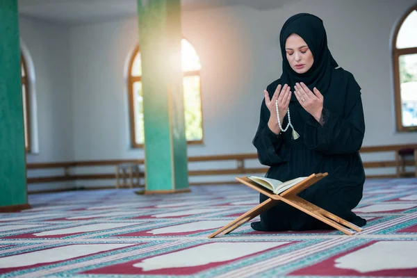 Jovem mulher muçulmana orando na mesquita — Fotografia de Stock