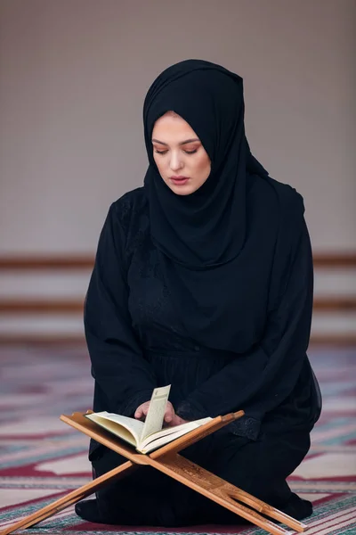 Mujer musulmana joven rezando en la mezquita — Foto de Stock