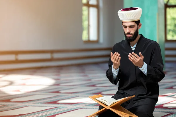モスクの中で祈る宗教的なイスラム教徒の男 — ストック写真