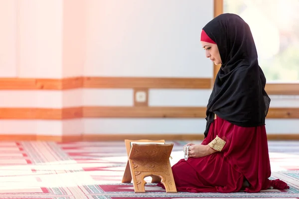 Молодая мусульманка, молящаяся в мечети — стоковое фото