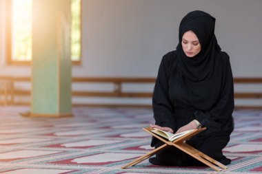 Camide Namaz kılan Genç Müslüman Kadın
