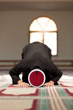 Genç güzel cami içinde dua Imam