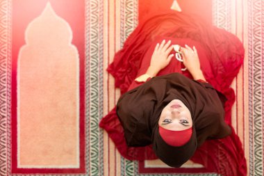 «Ana sayfa» hava görünümünü genç güzel Müslüman kadın dua içinde Camii