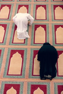 Müslüman erkek ve kadın camide dua Üstten Görünüm