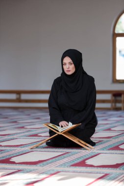 Camide Namaz kılan Genç Müslüman Kadın