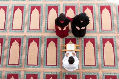 Müslüman kız ve adam tarafından Müslüman geleneklerine evlenmek