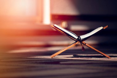 Kur'an-ı Kerim cami - namaz için açık