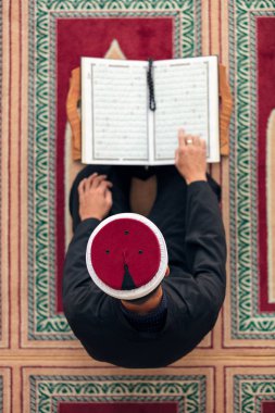 Cami içinde dua Müslüman dindar Üstten Görünüm