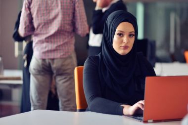 Emekçilerin tablet ve dizüstü bilgisayar gibi teknolojik cihazlar ile bağlı çok ırklı çağdaş iş