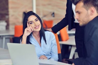 Takım işi. Fotoğraf genç businessmans mürettebat modern çatı katında yeni başlangıç projesi ile çalışma.