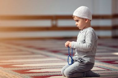 Müslüman çocuk camide dua ediyor, küçük çocuk Tanrı'ya, barış ve sevgi Ramazan kutsal ay içinde dua ediyor.