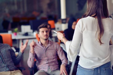 iş, başlangıç, sunum, strateji ve insanlar kavramı - kadın ofiste gurup ile sunum üzerinde