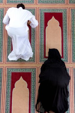 Müslüman erkek ve kadın camide dua Üstten Görünüm