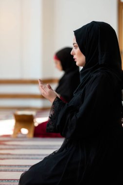 İki Müslüman kadın dua