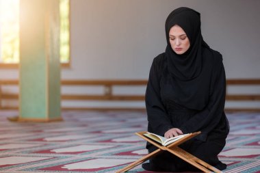 Camide Namaz kılan Genç Müslüman Kadın