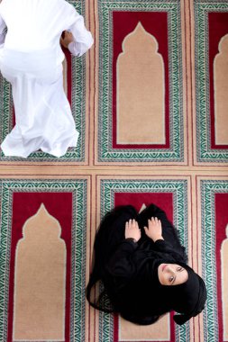 Müslüman erkek ve kadın camide dua Üstten Görünüm