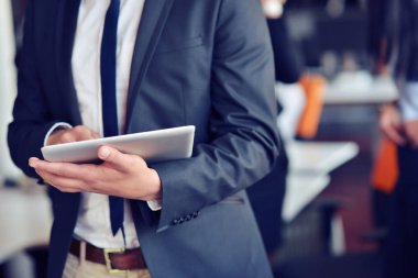 Dijital tablet ofiste tutan işadamı