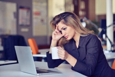 Genç güzel latin iş kadını stres office bilgisayar başında çalışma meşgul