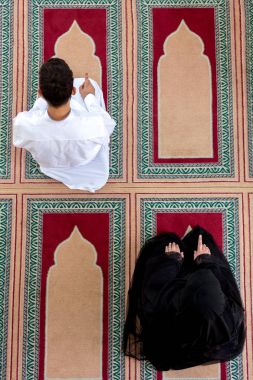 Müslüman erkek ve kadın camide dua Üstten Görünüm