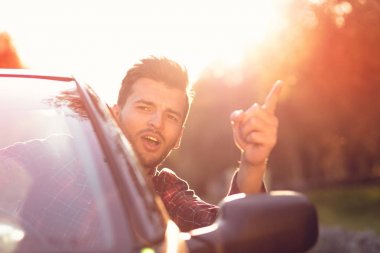 Açık havada lüks cabriolet arabada oturan moda adam