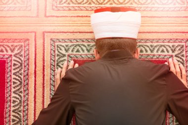 Cami içinde dua Müslüman dindar Üstten Görünüm