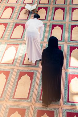 Müslüman erkek ve kadın camide dua Üstten Görünüm