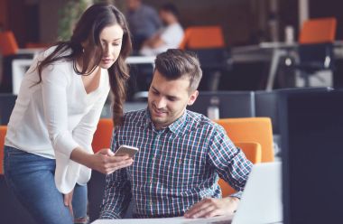 Genç Casual iş çift ofiste bilgisayar kullanarak. Coworking, yeni başlangıç fikir gösteren yaratıcı Yöneticisi