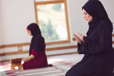 İki Müslüman kadın dua