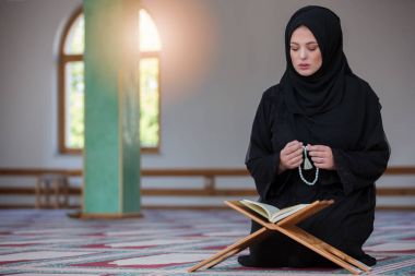 Camide Namaz kılan Genç Müslüman Kadın