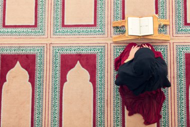«Ana sayfa» hava görünümünü genç güzel Müslüman kadın dua içinde Camii