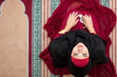 «Ana sayfa» hava görünümünü genç güzel Müslüman kadın dua içinde Camii