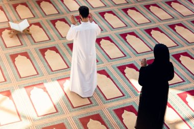 Müslüman erkek ve kadın camide dua Üstten Görünüm