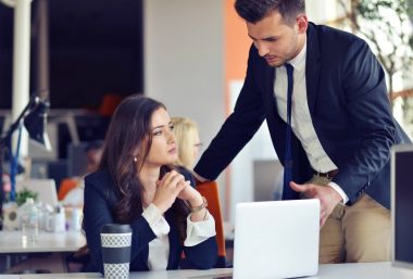 başlangıç iş kavramı modern ofis dizüstü bilgisayarda çalışma çok ırklı genç çiftle