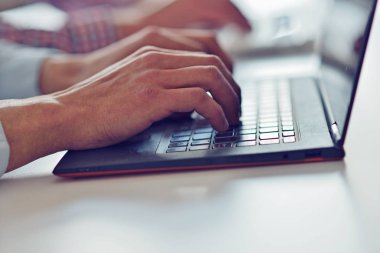 Dizüstü bilgisayarda yazı yazan insanlar