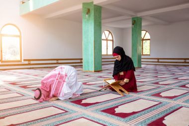 Müslüman erkek ve kadın camide dua