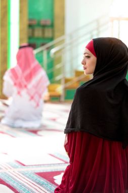 Müslüman erkek ve kadın camide dua