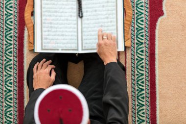 Cami içinde dua Müslüman dindar Üstten Görünüm